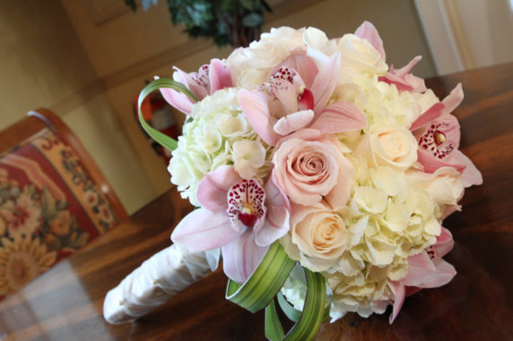 Букет невесты с орхидеями и сортовыми розами
