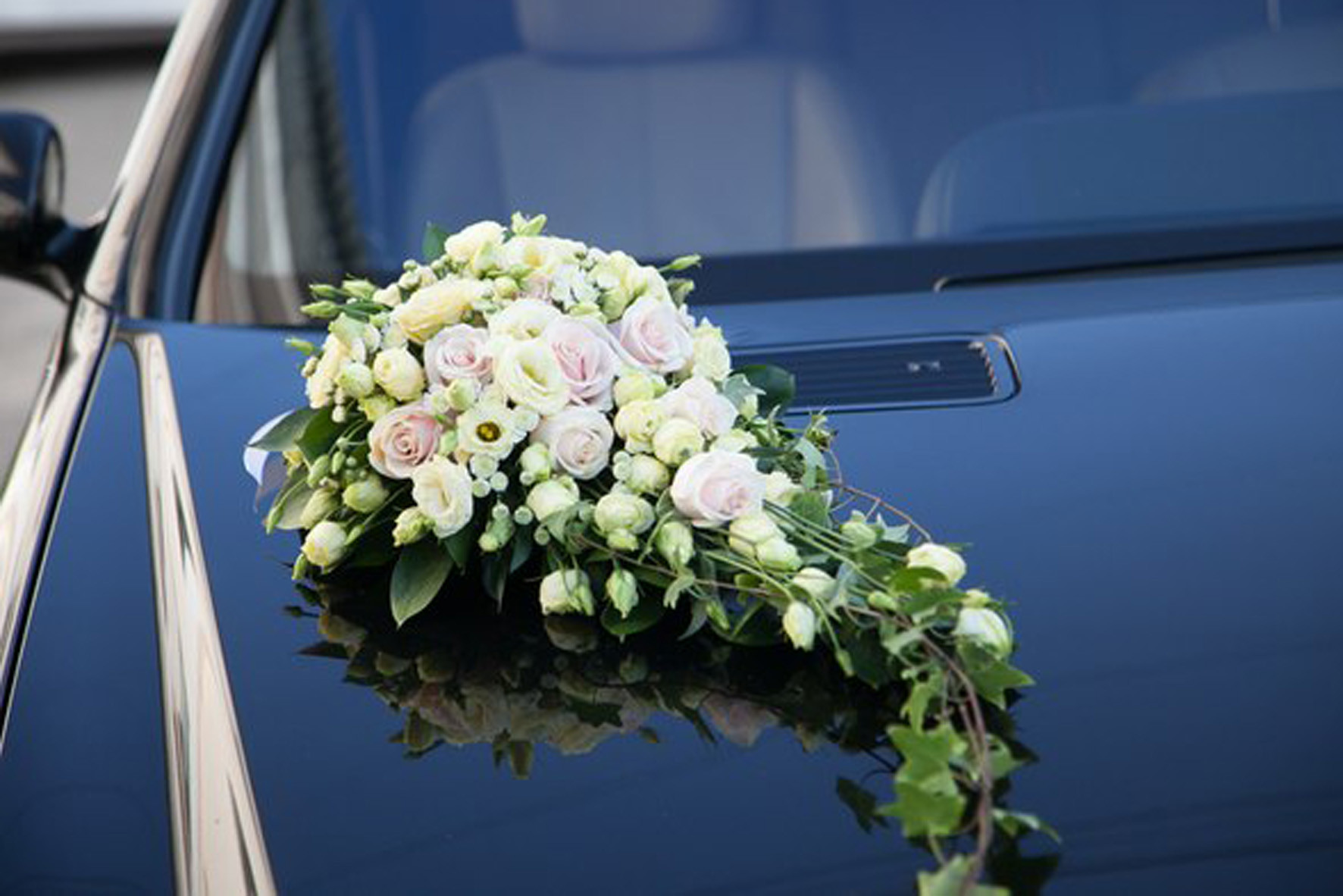 Композиция на безопасном креплении на капот авто для свадебного кортежа