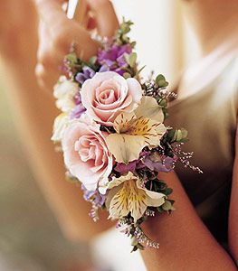 Свадебный браслет из живых цветов