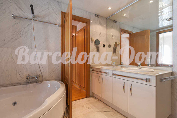 просторная квартира в Барселоне в районе Сант Антони - ванная